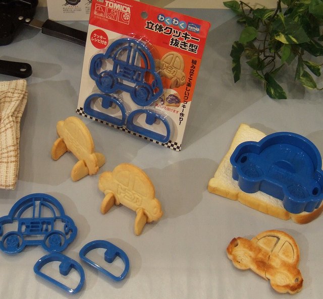 スケーター ●トミカ●食パン抜き型//キャラクターランチ キャラクタースイーツ 朝ごはん 抜き型 デザート 可愛い 車型 くるま//