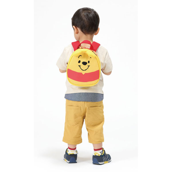 【送料無料】【ベビー用品】ハーネス付きダイカットリュックサック●くまのプーさん●//キャラクターバッグ おでかけ ベビーリュック 買い物 散歩 迷子ひも 小物入れ ミニバッグ ネームタグ 名札 可愛い キャラバッグ かばん リュック スケーター