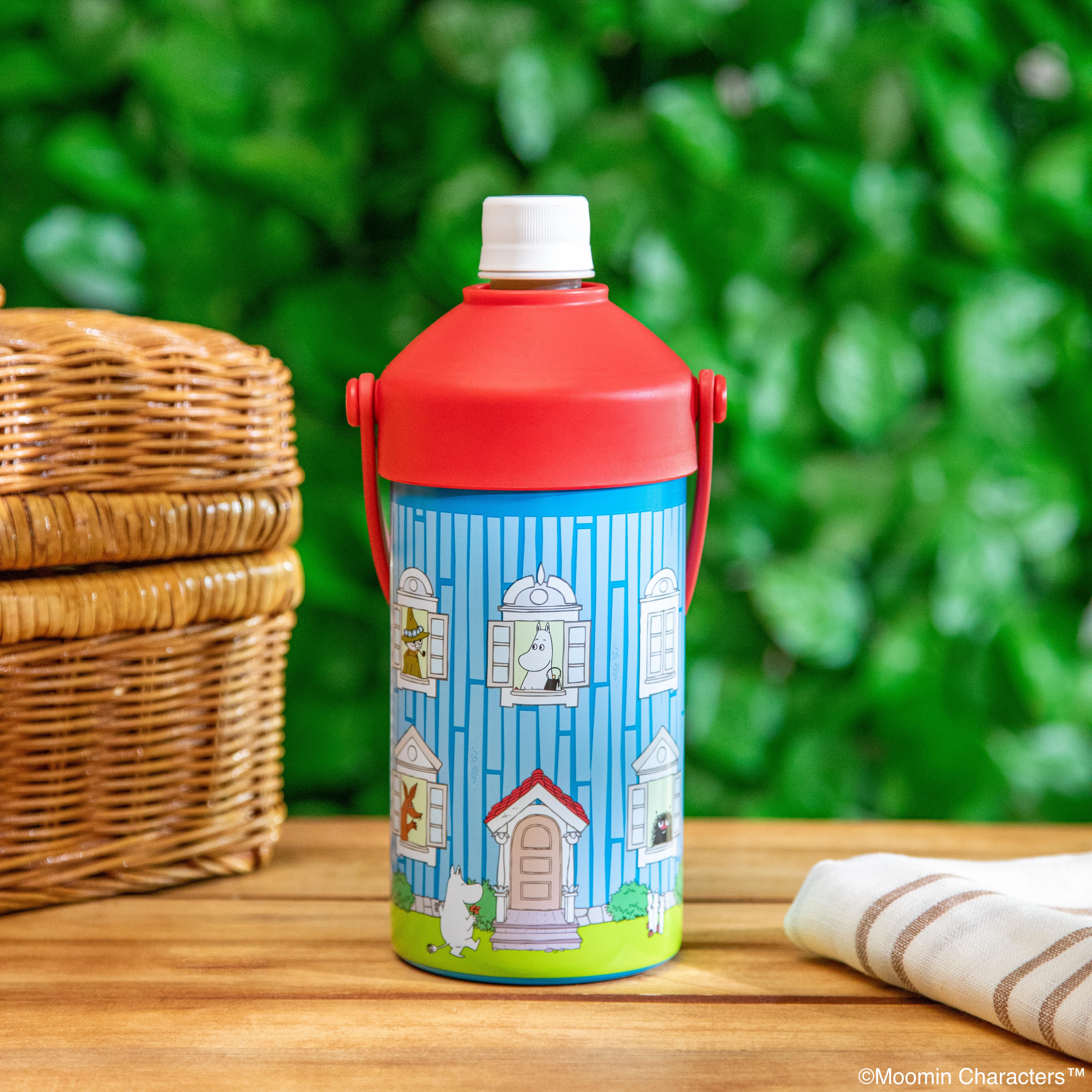 【ムーミン】ムーミンやしきデザインが目を引く！保温保冷ペットボトルホルダー発売中